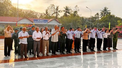 Đoàn đại biểu xã Ô Lâm dâng hương tại Khu Di tích lịch sử cấp quốc gia Ô Tà Sóc và Nhà bia ghi danh liệt sĩ