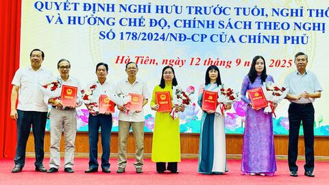 Phường Hà Tiên trao quyết định nghỉ hưu trước tuổi, nghỉ thôi việc cho 19 công chức, viên chức
