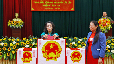 Phó Bí thư Thường trực Tỉnh ủy Nguyễn Thị Hương dự khai mạc bầu cử tại tổ dân phố Trung