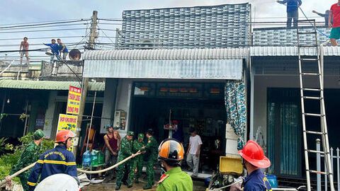 Đồn Biên phòng Cửa khẩu quốc tế Vĩnh Xương kịp thời hỗ trợ người dân chữa cháy