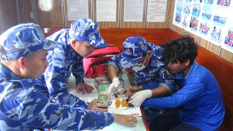 Bộ Tư lệnh Vùng Cảnh sát biển 4 kịp thời hỗ trợ ngư dân gặp nạn trên biển