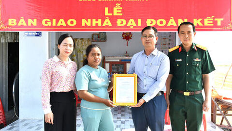 Sở Dân tộc và Tôn giáo tỉnh An Giang bàn giao 2 căn nhà đại đoàn kết tại xã Hòn Đất