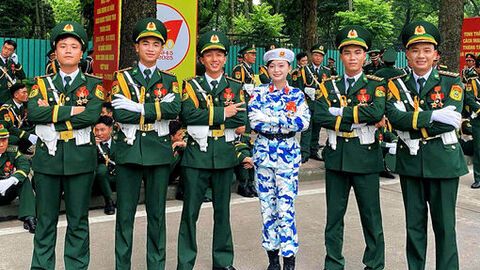 Nữ quân nhân trẻ bản lĩnh