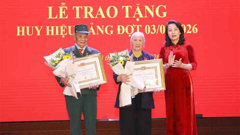 Phó Bí thư Thường trực Tỉnh ủy Nguyễn Thị Hương trao Huy hiệu Đảng tại Đảng bộ phường Từ Sơn