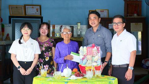 Công đoàn cơ sở Báo và Phát thanh - Truyền hình An Giang thăm, chúc tết Mẹ Việt Nam Anh hùng