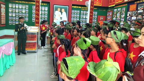 Gần 150 thanh, thiếu nhi phường Tô Châu trải nghiệm “Một ngày làm chiến sĩ”