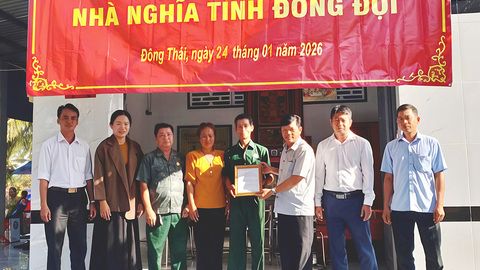 Bàn giao nhà nghĩa tình đồng đội tại xã Đông Thái