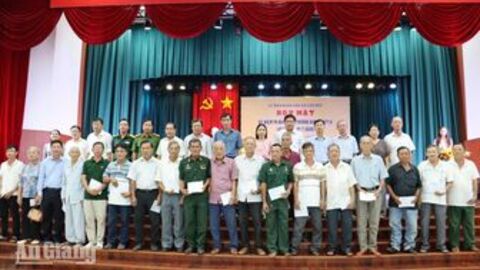 Chợ Mới trao quà tri ân gia đình chính sách, người có công