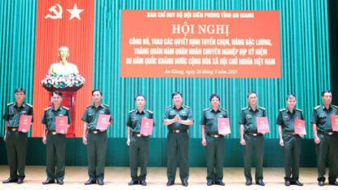 Bộ đội Biên phòng tỉnh trao quyết định đối với quân nhân chuyên nghiệp