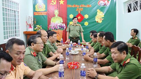 Giám đốc Công an tỉnh An Giang trao thưởng đột xuất cho Công an xã Bình An