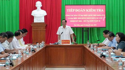 Phó Chủ tịch HĐND tỉnh An Giang Giang Văn Phục kiểm tra công tác bầu cử tại 6 xã, phường