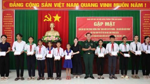 Bộ đội Biên phòng tỉnh An Giang tặng quà cho 168 học sinh vùng biên 