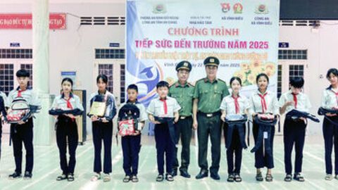 Phòng An ninh đối ngoại Công an An Giang tặng quà học sinh biên giới
