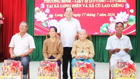 Phó Chủ tịch Thường trực UBND tỉnh An Giang thăm người có công tiêu biểu 