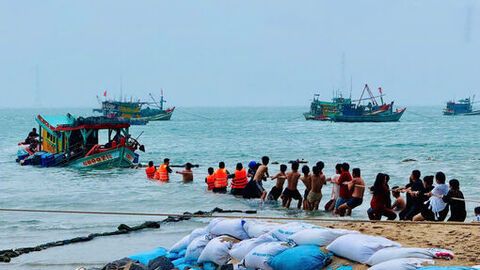 Cứu tàu bị sóng đánh trôi dạt trên biển