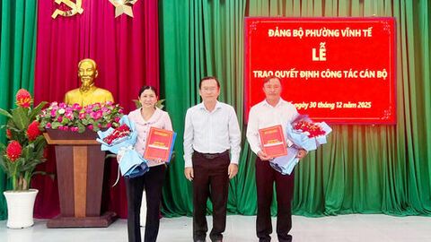 Đảng ủy phường Vĩnh Tế trao quyết định công tác cán bộ