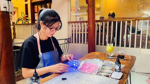 Thư giãn với workshop làm đèn độc đáo