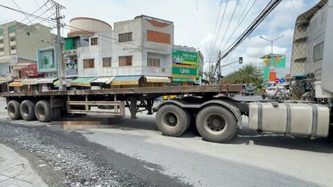 Một phụ nữ tử vong sau khi va chạm ô tô rơ-móc