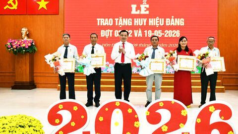Xã Hòn Đất trao Huy hiệu Đảng và họp mặt mừng Đảng - mừng Xuân Bính Ngọ 2026