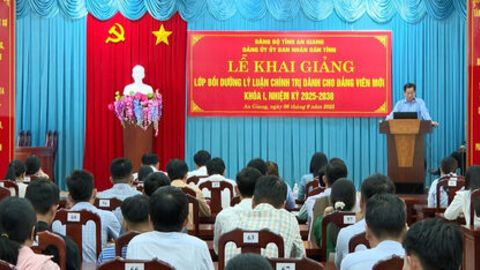 Bồi dưỡng lý luận chính trị cho 99 đảng viên dự bị