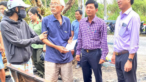 Phó Bí thư Thường trực xã Tri Tôn thăm, hỗ trợ gia đình bị hỏa hoạn