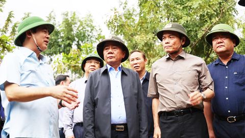 Đoàn công tác của Bộ Chính trị tặng quà người dân vùng ngập lụt Khánh Hòa