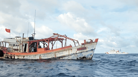 Vùng Cảnh sát biển 4 liên tiếp bắt giữ 3 tàu cá vận chuyển trái phép dầu DO