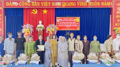 Tặng 100 phần quà Tết cho người dân xã Hòa Lạc