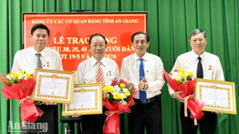 Đảng ủy Các cơ quan Đảng tỉnh An Giang trao Huy hiệu Đảng cho đảng viên