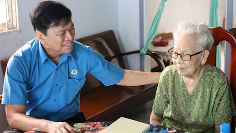 Liên đoàn Lao động tỉnh An Giang thăm Mẹ Việt Nam Anh hùng
