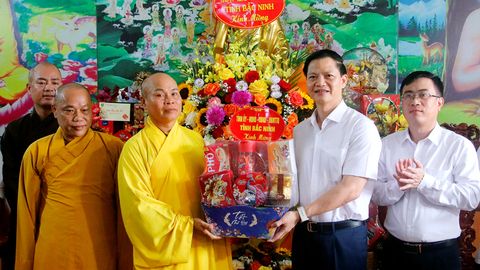 Chủ tịch UBND tỉnh Vương Quốc Tuấn thăm, tặng quà nhân lễ Vu Lan tại chùa Đại Giáp
