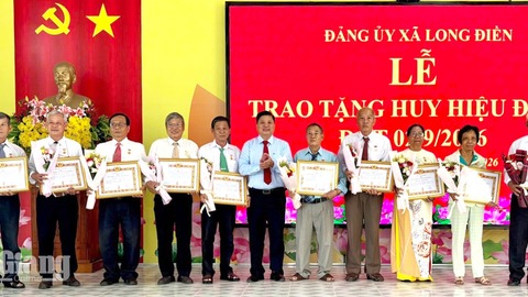 58 đảng viên xã Long Điền nhận Huy hiệu Đảng