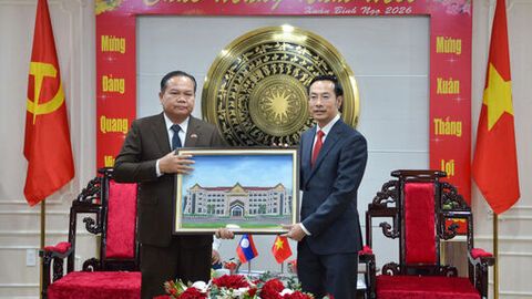 Đoàn đại biểu tỉnh Champasak (Lào) thăm, chúc tết tỉnh An Giang