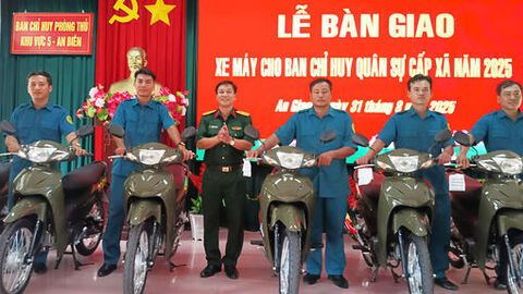 Trao 26 xe máy cho Ban Chỉ huy Quân sự xã trong khu vực phòng thủ 5