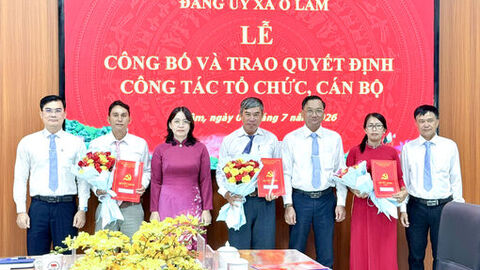Xã Ô Lâm công bố và trao quyết định công tác tổ chức, cán bộ