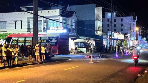 Xe máy va chạm ô tô khách, một người tử vong