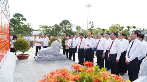 Chủ tịch Quốc hội Trần Thanh Mẫn dâng hoa, dâng hương tại Đền Tưởng niệm Anh hùng liệt sĩ và người có công 