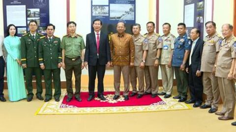 Phó Chủ tịch UBND tỉnh An Giang Lê Văn Phước thăm, chúc Tết Chôl Chnăm Thmây tại tỉnh Kampot 