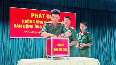 Cán bộ, chiến sĩ Trung đoàn 893 quyên góp ủng hộ Nhân dân Cuba 