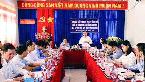 Trưởng ban Tổ chức Tỉnh ủy Phạm Hoàng Nam kiểm tra công tác bầu cử tại xã Phú Hòa