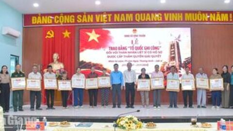 Xã Vĩnh Thuận trao 19 Bằng Tổ quốc ghi công cho thân nhân liệt sĩ