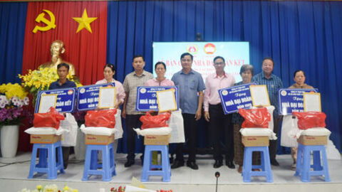 Bàn giao 10 căn nhà đại đoàn kết cho người dân xã Bình Hòa