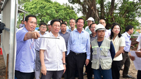 Chủ tịch UBND tỉnh An Giang Hồ Văn Mừng kiểm tra công trình, dự án tại phường Vĩnh Tế, Châu Đốc