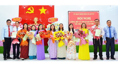Xã An Cư trao 14 quyết định về công tác cán bộ