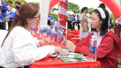 Vĩnh Phong tư vấn việc làm cho gần 500 người