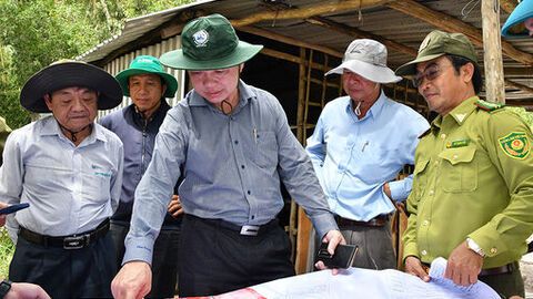 Bí thư Đảng ủy xã Hòn Đất Dương Minh Tâm kiểm tra công tác phòng, chống cháy và bảo vệ rừng