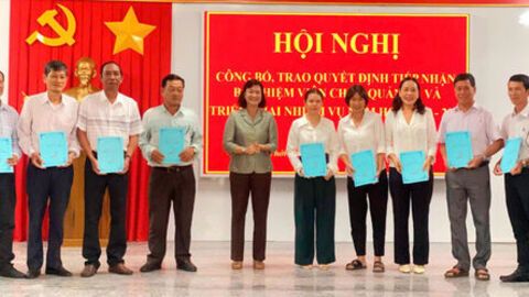 Phường Thới Sơn trao quyết định tiếp nhận, bổ nhiệm viên chức quản lý các điểm trường