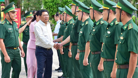 Phó Chủ tịch UBND tỉnh An Giang Ngô Công Thức thăm các đồn biên phòng