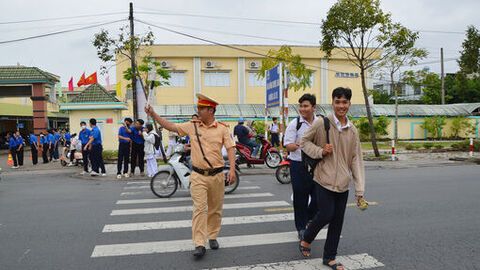 Nếp giao thông văn minh từ cổng trường