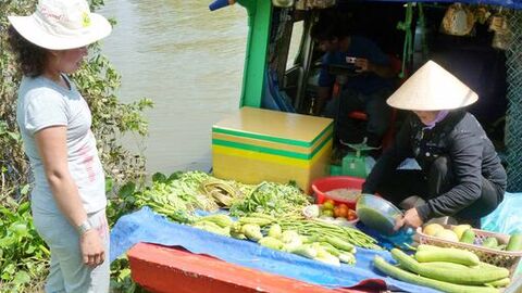Ghe hàng xuôi ngược